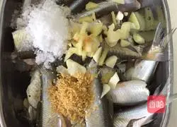 Illustration of how to make fried white strips 2