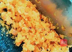 Illustration of how to make egg yolk crab 2