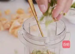 Illustration of how to make seaweed chicken rolls 2