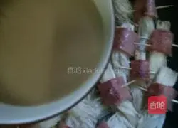 Illustration of how to make bacon and enoki mushrooms 10