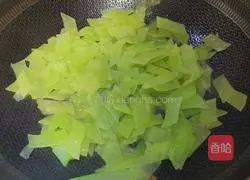 Illustration of how to stir-fry shredded beef and lettuce slices 3