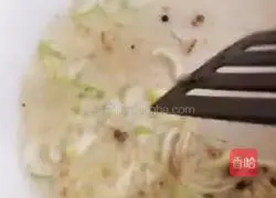 Illustration of making sweet and sour black and white vegetables 4