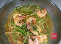 Illustration of how to stew prawns with shredded radish 4