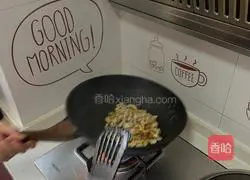 Illustration of how to cook chicken breast and diced chicken with carrots and peppers 10