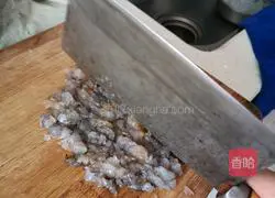 Illustration of how to make sweet shrimp and lotus root cakes with less oil 5