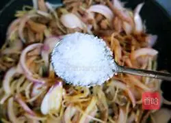 Illustration of how to make fried meat with potatoes and onions 23