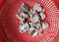 Illustration of how to make pork ribs and tea tree mushrooms 2