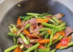 Illustration of how to make fried asparagus with bacon 6