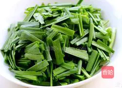 Illustration of how to make shredded pork and stir-fried leeks 2