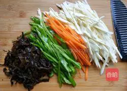 Illustration of how to make fish-flavored wild rice shredded pork 3