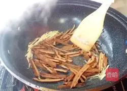 Illustration of how to stir-fry garlic leaves until fragrant 4