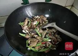 Illustration of how to stir-fry pork belly with dried mushrooms 11