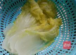 Illustration of how to make baby vegetable and meat rolls 1