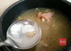 Illustration of how to make pork trotters with chopped pepper 6