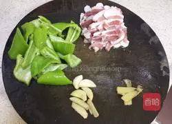 Illustration of how to make stir-fried daylily with pork belly and fungus 2