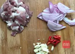 Illustration of how to make fried green beans with pork belly 1