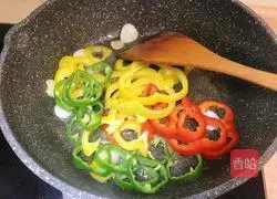 Illustration of how to make colorful pepper squid rings 9