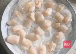 Illustration of how to make garlic vermicelli scallops 6