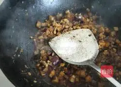 Illustration of how to make diced eggplant, mashed potatoes and diced meat 7