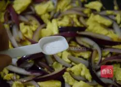 Illustration of how to make fried onions and eggs 7