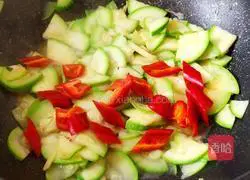 Illustration of how to make fried zucchini and sausage 7