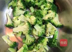 Illustration of how to make stir-fried seafood broccoli 4