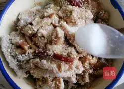 Illustration of how to make steamed pork with vermicelli 17