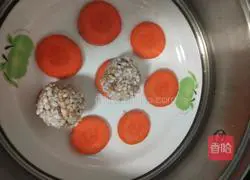 Illustration of making glutinous rice meatballs 4