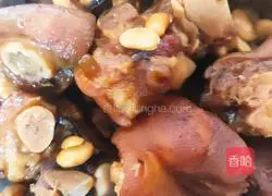 Soybean braised pig's trotters recipe 7