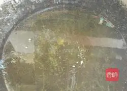 Illustration of how to stir-fry shredded pork with garlic moss 5