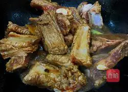 Illustration of how to cook ribs and beans stewed 4