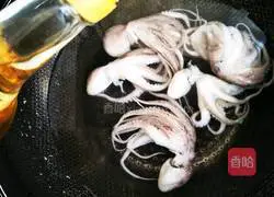 Illustration of how to cook cuttlefish in dry pot 3