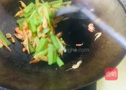 Illustration of how to stir-fry red shrimps with celery 6