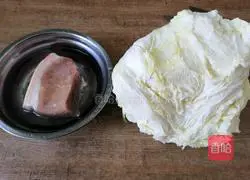 Illustration of how to make stir-fried pork with cabbage 1