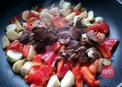 Illustration of how to make beef with oyster sauce and high bamboo shoot sauce 11