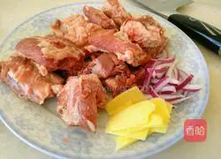 Illustration of how to make steamed dumplings with pork ribs and pickled cabbage stuffing 1