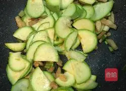 Illustration of how to make zucchini and fried meat 7