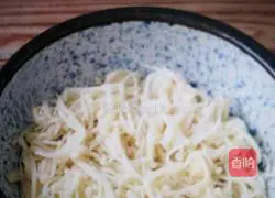 Illustration of how to make fat beef in sour soup 2