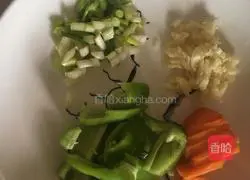 Illustration of how to stir-fry lotus root and fungus with meat 4
