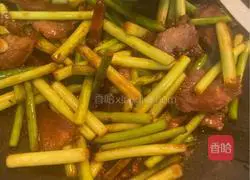 Illustration of how to stir-fry garlic sprouts with sauce meat 5