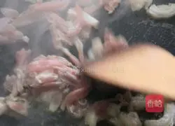 Illustration of how to stir-fry shredded pork with green bamboo shoots 4