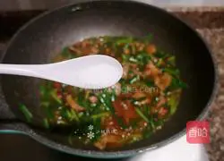 Illustration of how to stir-fry pork liver with leeks 14