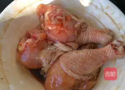 Illustration of how to cook chicken legs in a rice cooker 1