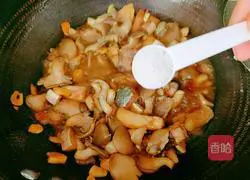 Illustration of how to make fried mushrooms with marine fish 13