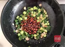 Illustration of how to make stir-fried shrimps 9