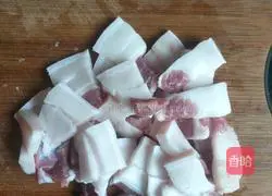 Illustration of how to cook meat in white water 2