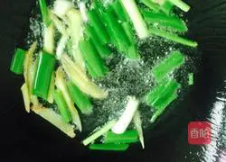 Illustration of how to stir-fry pork liver with onions 4