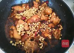 Illustration of how to cook pig's trotters with soybeans 11