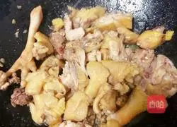 Illustration of how to make mushroom and chicken soup 8