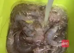 Illustration of how to cook boiled prawns 1